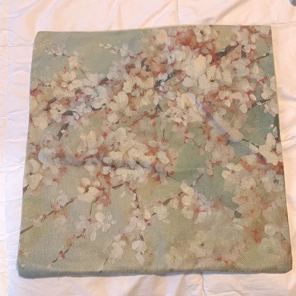 4 Decorative Pillow Cases (pillow inserts not included) - Picture 3 of 5